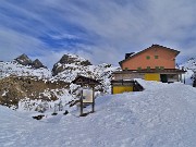 02 Rif. Calvi (2006 m) con da sx Pizzo Diavolo di Tenda (2916 m) e Grabiasca (2704 m) (